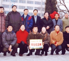       2004年12月路大三、四班畢業(yè)生十五周年同學(xué)聚會在母校栽下師生紀(jì)念 樹祝母校更加輝煌