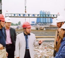       圖為學院畢業(yè)生韋世國副局長（左一）、學院畢業(yè)生九泰公司 總經(jīng)理關和平（中）在施工現(xiàn)場